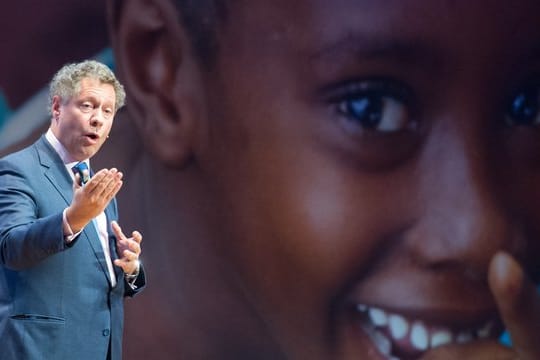 Seth Berkley, Geschäftsführer von Gavi, spricht 2015 bei einer Konferenz in Berlin.
