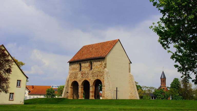 Kloster Lorsch: Die Königshalle der Klosterruinen ist noch in ihrem ursprünglichen Aussehen erhalten.