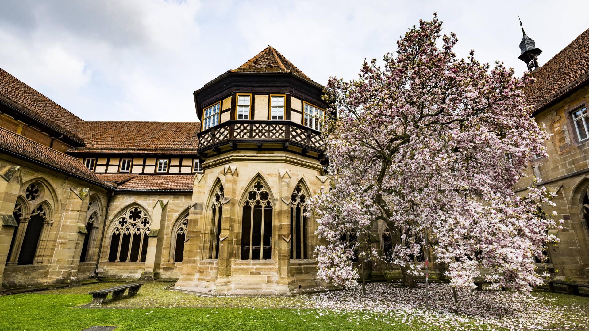 Klosteranlage Maulbronn: Über vier Jahrhunderte lang wurde das Gebäude gebaut und übte einen großen Einfluss auf andere gotische Bauwerke aus.