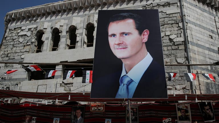 Erstmals stehen von diesem Donnerstag Folterhelfer des syrischen Präsidenten Baschar al-Assad (siehe Bild) vor einem deutschen Gericht.