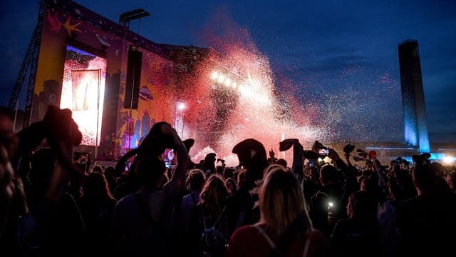 Das Publikum jubelt beim Lollapalooza Festival Berlin im Jahr 2019. Das Publikum jubelt beim Lollapalooza Festival Berlin im Jahr 2019.
