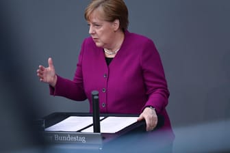 Angela Merkel bei ihrer Regierungserklärung im Bundestag: Die Lockerungen in einigen Bundesländern sieht sie kritisch.