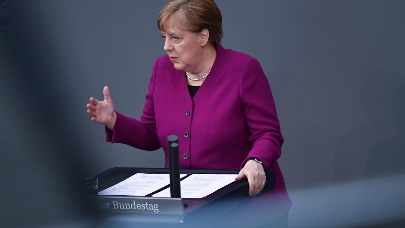 Angela Merkel bei ihrer Regierungserklärung im Bundestag: Die Lockerungen in einigen Bundesländern sieht sie kritisch.