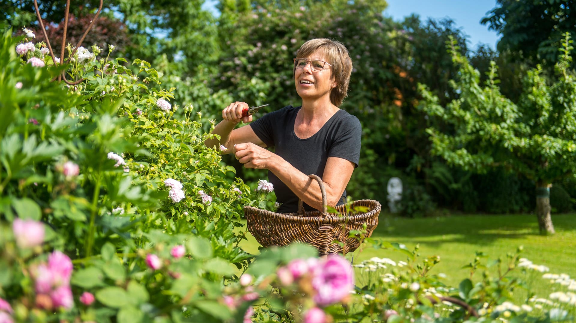 Gartengestaltung: Ein satter grüner Garten ist oft arbeitsreich – denken die meisten. Es gibt aber Tricks, die etwas Mühe ersparen.