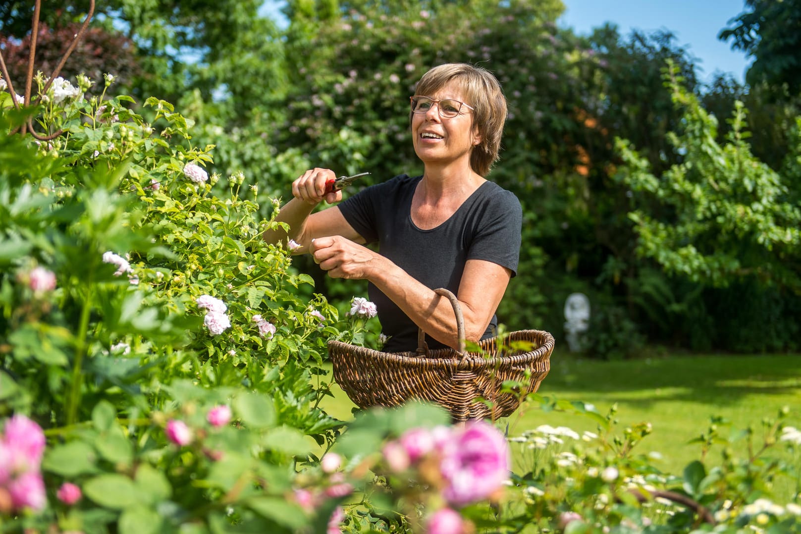 Gartengestaltung: Ein satter grüner Garten ist oft arbeitsreich – denken die meisten. Es gibt aber Tricks, die etwas Mühe ersparen.