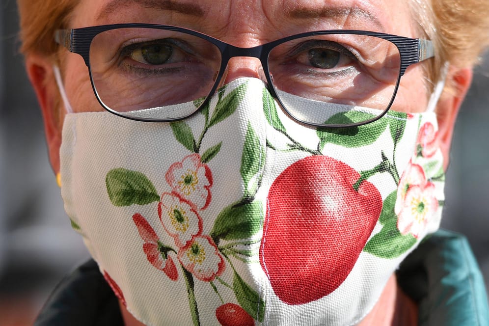 Frau mit Mundschutz (Symbolbild): Masken in allen Variationen gehören mittlerweile zum Alltag in Zeiten von Corona.