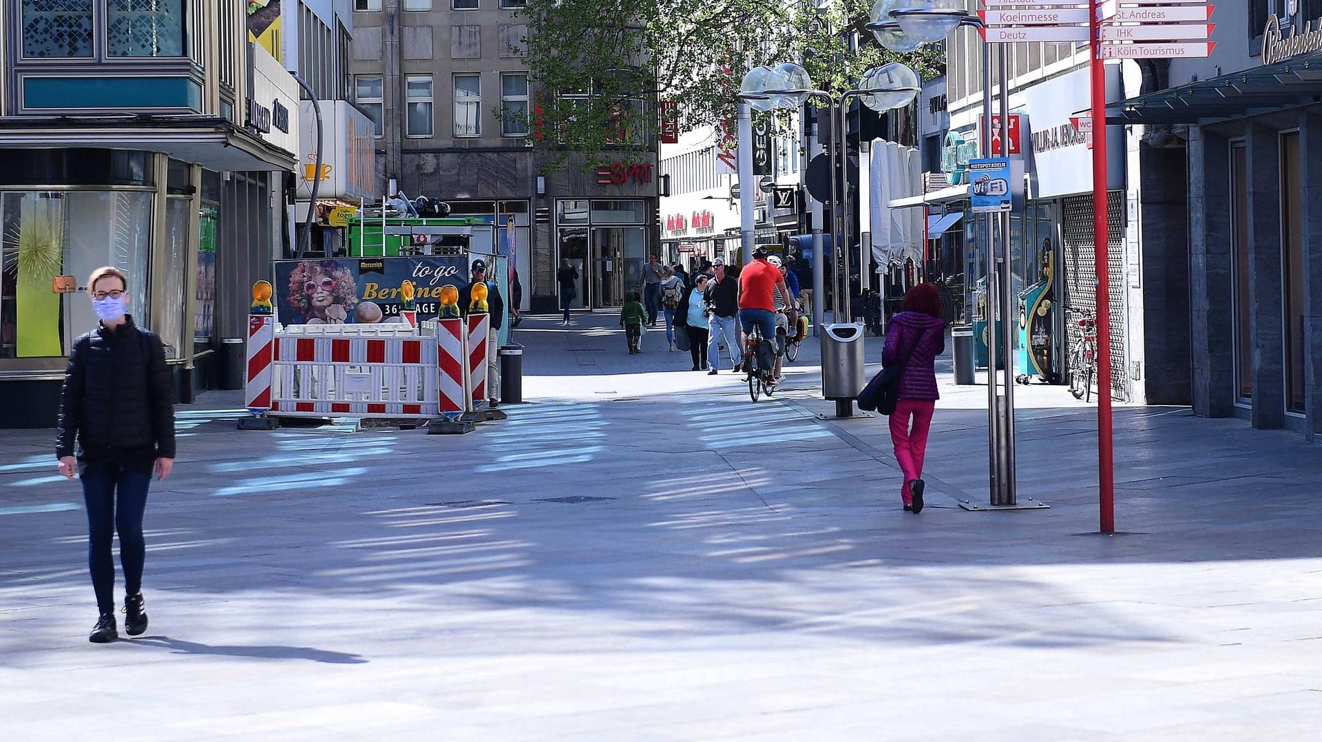 Passanten in der Kölner Innenstadt: Im Nahverkehr und beim Einkaufen gilt bald eine Maskenpflicht. Passanten in der Kölner Innenstadt: Im Nahverkehr und beim Einkaufen gilt bald eine Maskenpflicht.