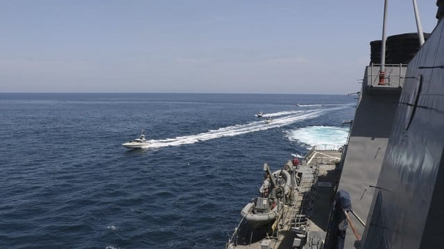 Schiffe der iranischen Revolutionsgarde in der Nähe eines Schiffes des US-Militärs im Persischen Golf bei Kuwait (Archiv). Schiffe der iranischen Revolutionsgarde in der Nähe eines Schiffes des US-Militärs im Persischen Golf bei Kuwait (Archiv).