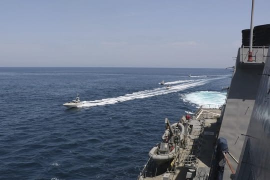 Schiffe der iranischen Revolutionsgarde in der Nähe eines Schiffes des US-Militärs im Persischen Golf bei Kuwait (Archiv).