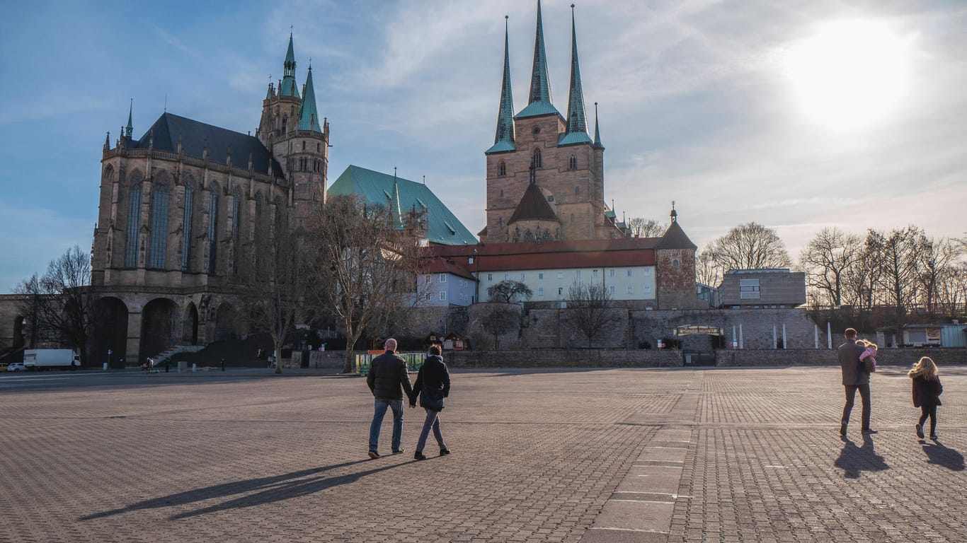 Der Domplatz in Erfurt (Symbolbild): Ab dem 24. April gilt in der Thüringischen Landeshauptstadt eine neue Allgemeinverfügung zur Eindämmung der Corona-Pandemie.