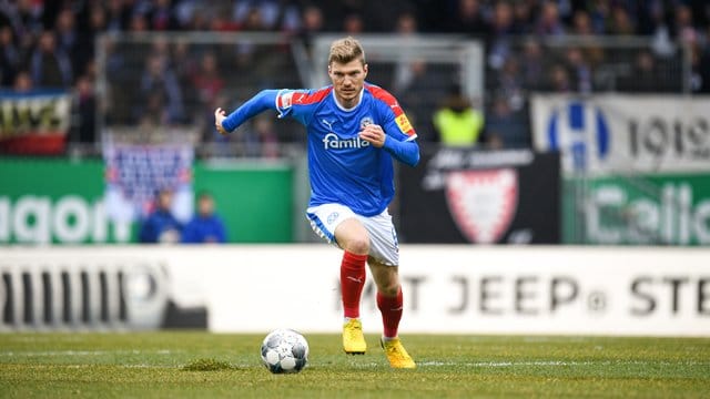 Hat seinen Vertrag bei Holstein Kiel verlängert: Alexander Mühling bleibt am Ball. Hat seinen Vertrag bei Holstein Kiel verlängert: Alexander Mühling bleibt am Ball.