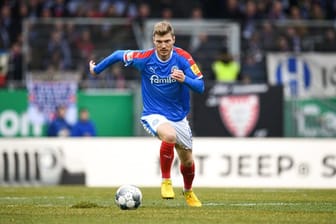 Hat seinen Vertrag bei Holstein Kiel verlängert: Alexander Mühling bleibt am Ball.