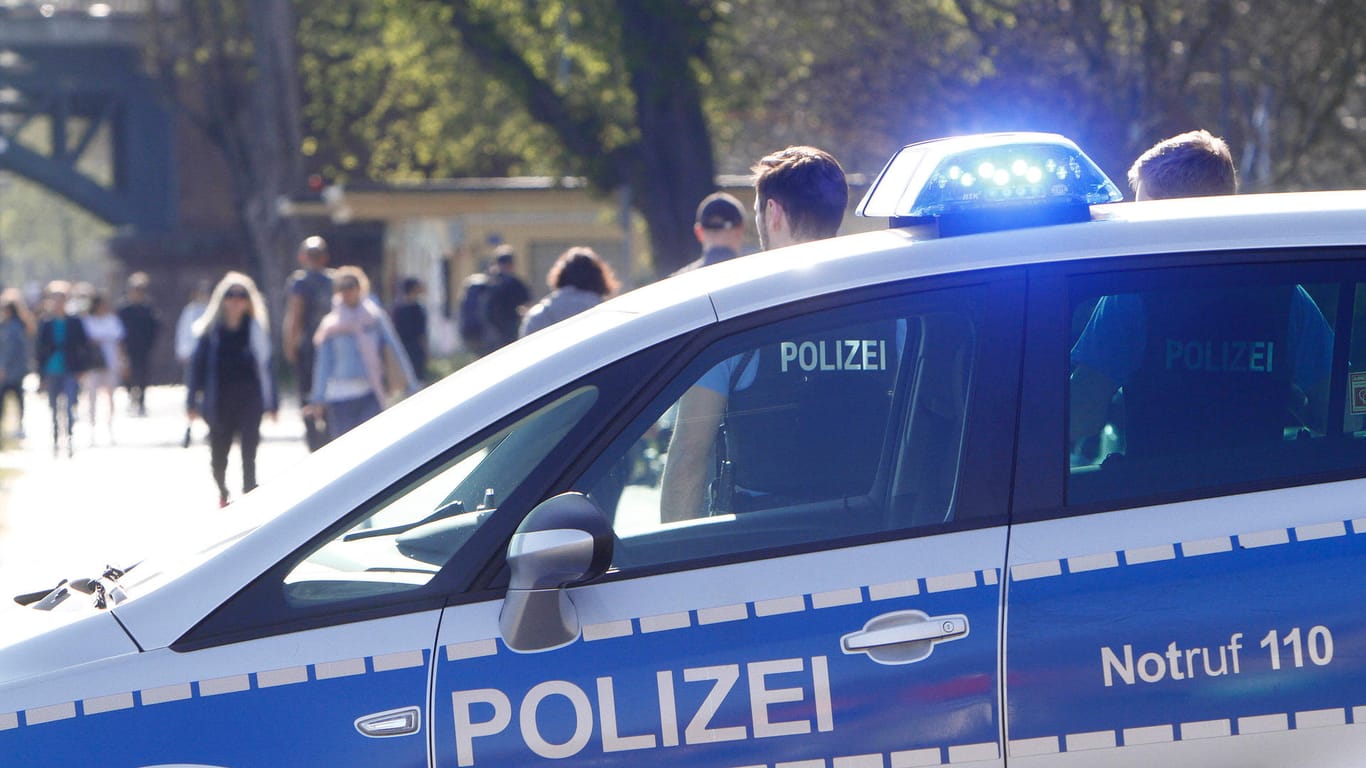 Blaulicht leuchtet auf einem Polizeiwagen (Symbolbild): In Wolfsburg sucht die Polizei Zeugen zu einer Körperverletzung.