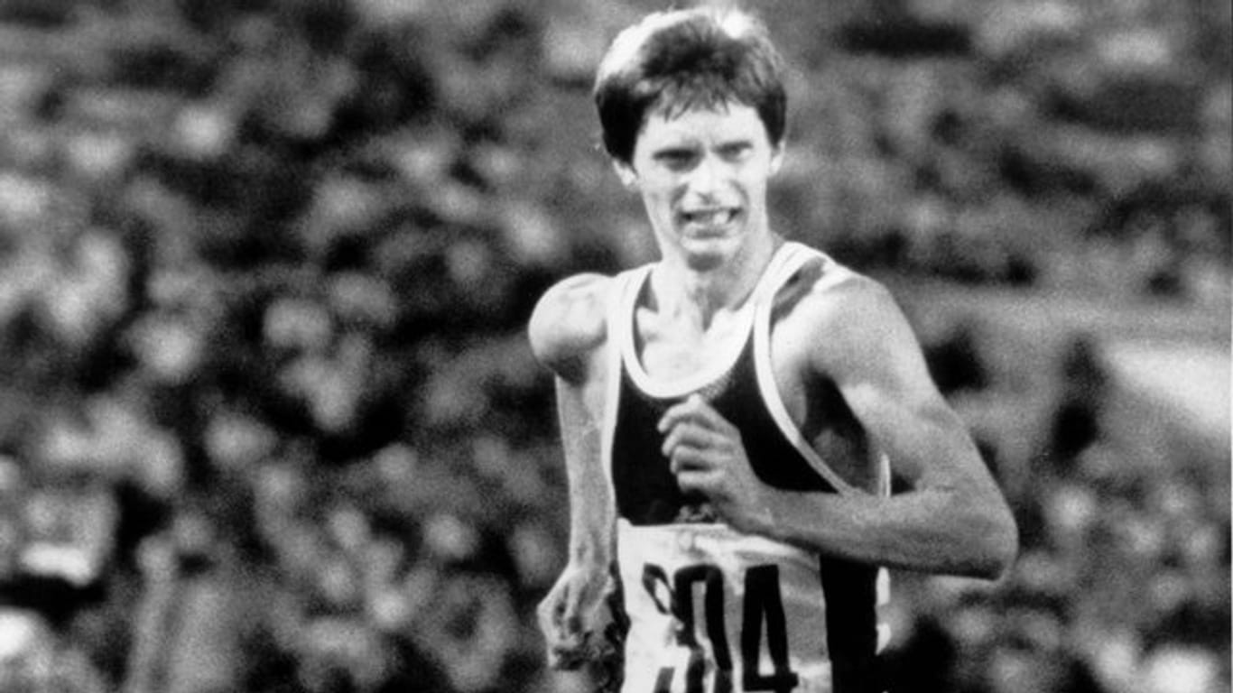 Hartwig Gauder passiert 1980 bei den Olympischen Spielen von Moskau als Sieger des 50-km-Gehens im Leninstadion die Ziellinie.