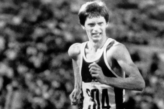 Hartwig Gauder passiert 1980 bei den Olympischen Spielen von Moskau als Sieger des 50-km-Gehens im Leninstadion die Ziellinie.