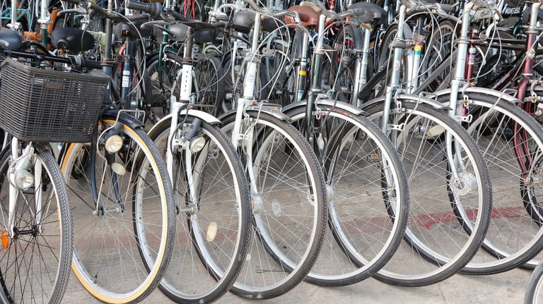 Fahrrad abschließen: Wer mit seinem Schloss nur ein Rad blockiert, macht sein Rad für Diebe zu einer leichten Beute.