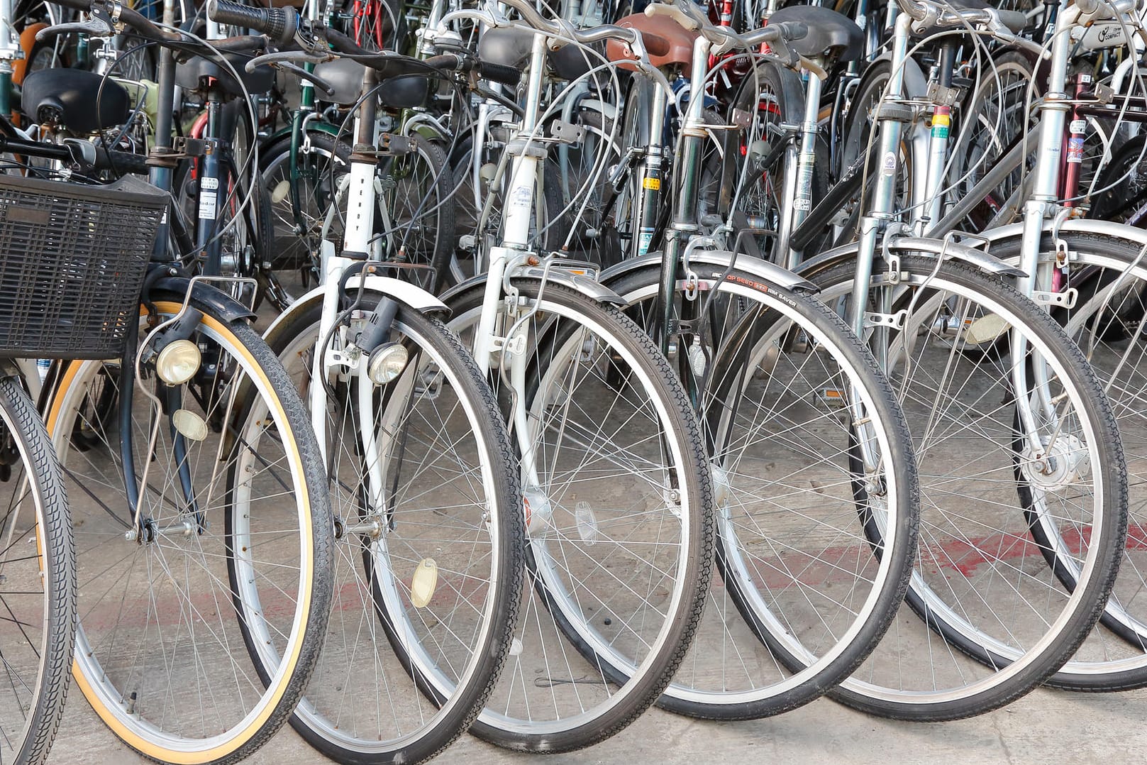 Fahrrad abschließen: Wer mit seinem Schloss nur ein Rad blockiert, macht sein Rad für Diebe zu einer leichten Beute.