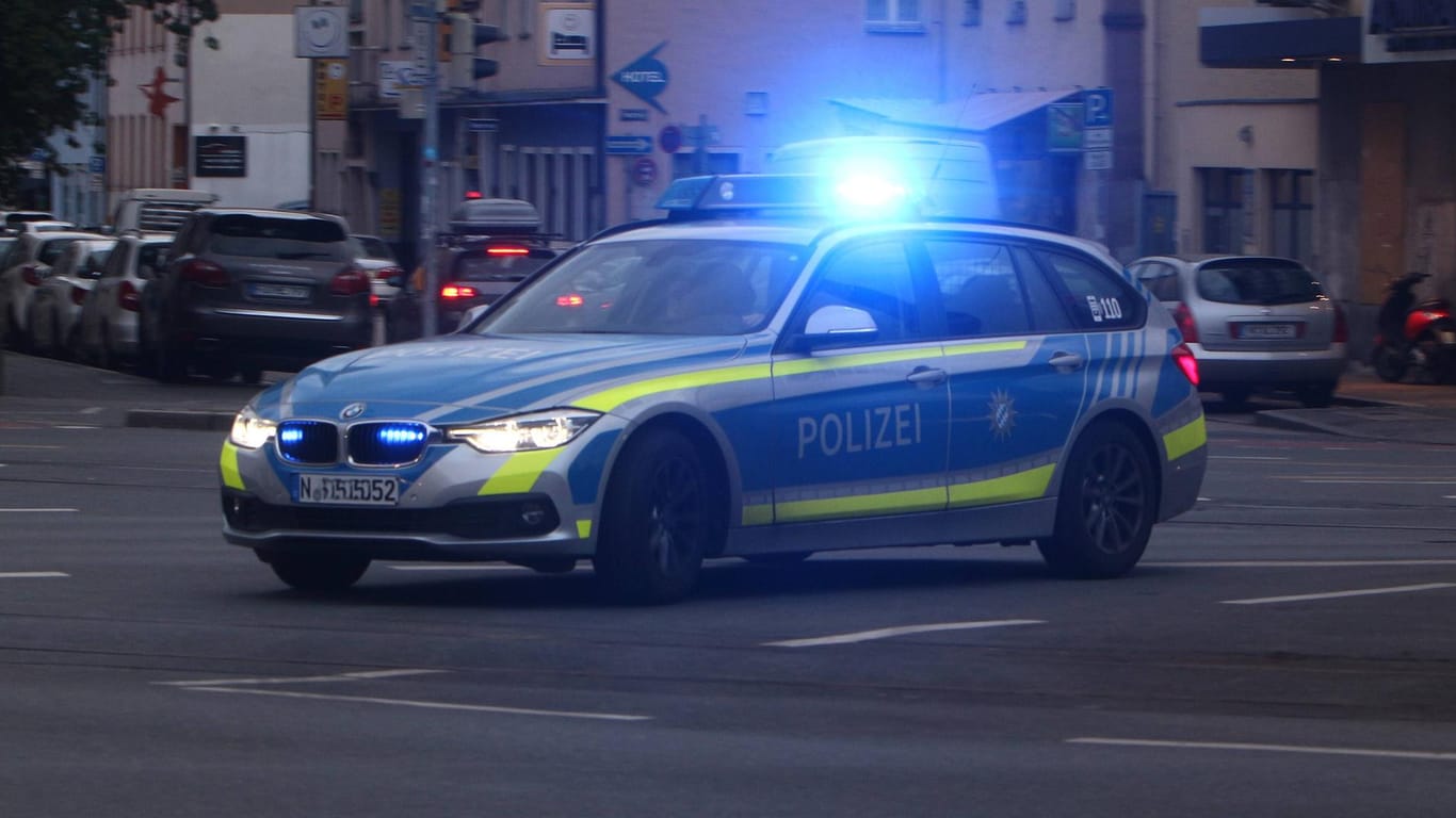 Einsatzwagen der Polizei bei einer Fahrt in der Innenstadt Nürnberg: Die Beamten rückten zu einem Streit zwischen zwei Radfahrern aus.