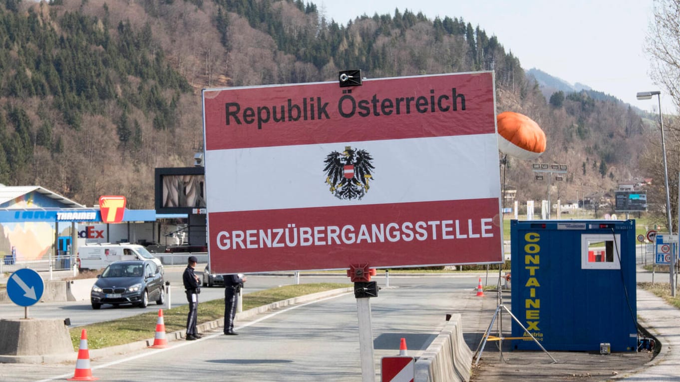 Grenzübergang Österreich (Symbolfoto): Deutschlands Nachbarstaat möchte wieder Auswärtige ins Land lassen.