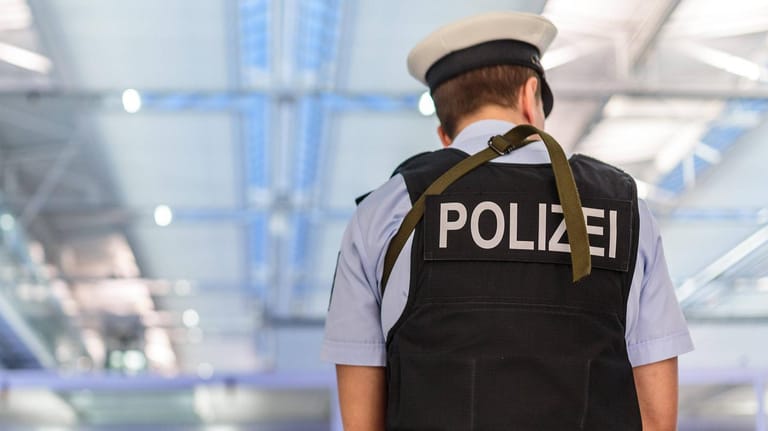 Ein Polizist am Flughafen München (Symbolbild): An Knotenpunkten wie Flughäfen verbreitet sich das Coronavirus besonders leicht.