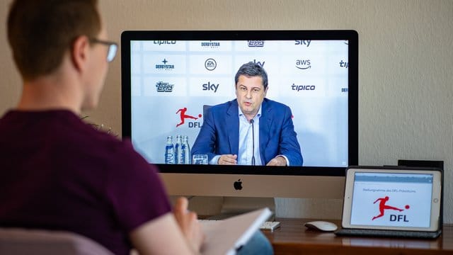 Die 36 Profi-Clubs wären laut DFL-Chef Christian Seifert auch schon am 9. Die 36 Profi-Clubs wären laut DFL-Chef Christian Seifert auch schon am 9.