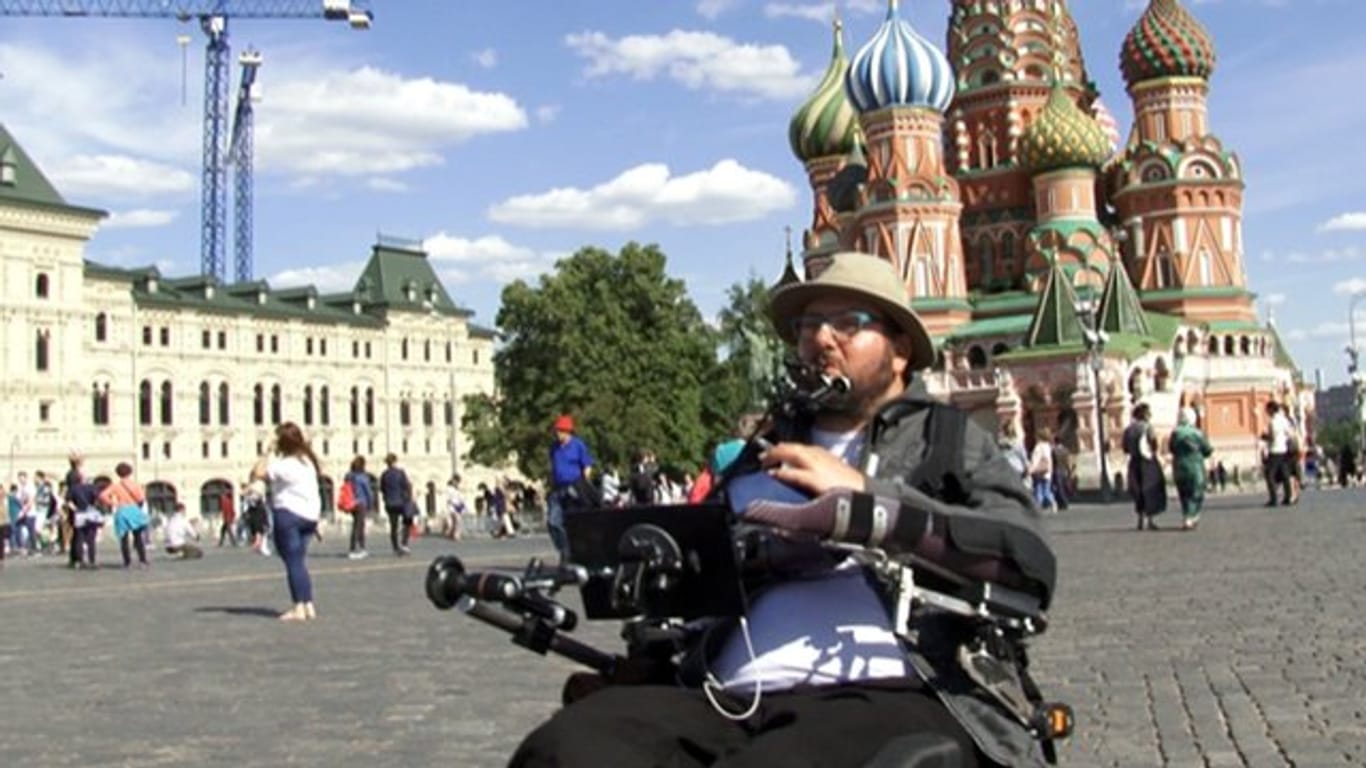 Der vom Hals abwärts Gelähmte Christian Tiffert in seinem Rollstuhl während seiner ersten Russland-Reise auf dem Roten Platz.