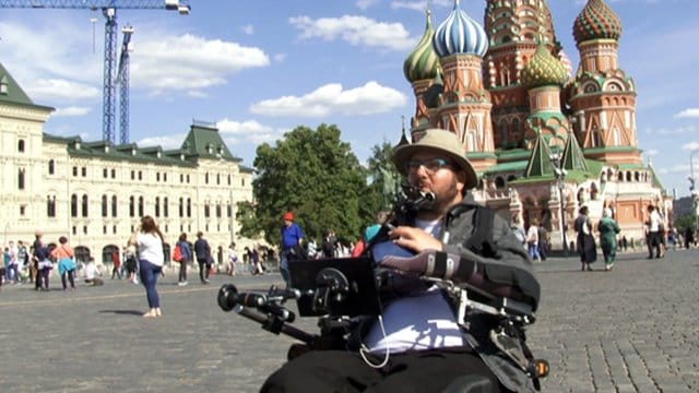Der vom Hals abwärts Gelähmte Christian Tiffert in seinem Rollstuhl während seiner ersten Russland-Reise auf dem Roten Platz. Der vom Hals abwärts Gelähmte Christian Tiffert in seinem Rollstuhl während seiner ersten Russland-Reise auf dem Roten Platz.