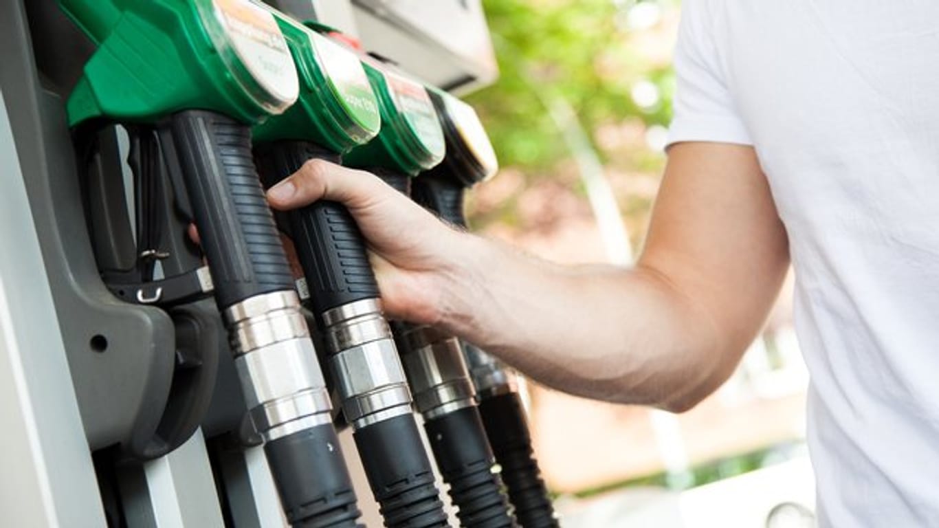 Tanken: Einige Autofahrer kommen jetzt auf die Idee, größere Kanister vollzutanken und sie im Auto zu lagern.