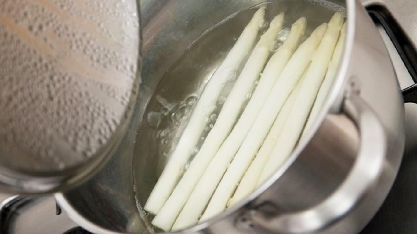 Wenn Spargel sehr bitter schmeckt, wurde er eventuell zu nah am Wurzelstock gestochen - ein Löffel Zucker im Kochwasser kann dann die Rettung sein.