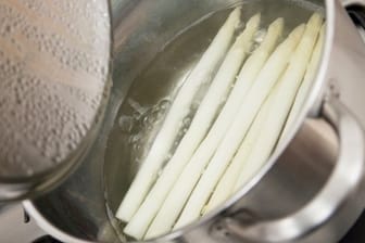 Wenn Spargel sehr bitter schmeckt, wurde er eventuell zu nah am Wurzelstock gestochen - ein Löffel Zucker im Kochwasser kann dann die Rettung sein.
