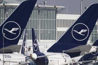 Das Logo der Lufthansa auf Heckflügeln der Flugzeuge