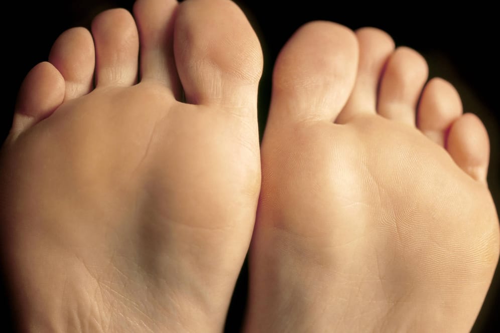 Neues Symptom: Podologen stellen blaue oder rote Flecken auf den Füßen von Corona-Infizierten fest.