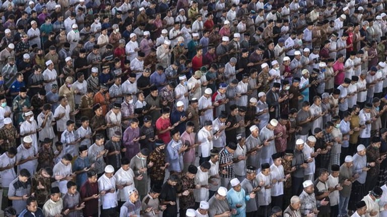 Zahlreiche Gläubige, nur wenige mit Mundschutz, beten in Indonesien während des Freitagsgebets am ersten Tag des Ramadan.