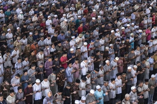 Zahlreiche Gläubige, nur wenige mit Mundschutz, beten in Indonesien während des Freitagsgebets am ersten Tag des Ramadan.