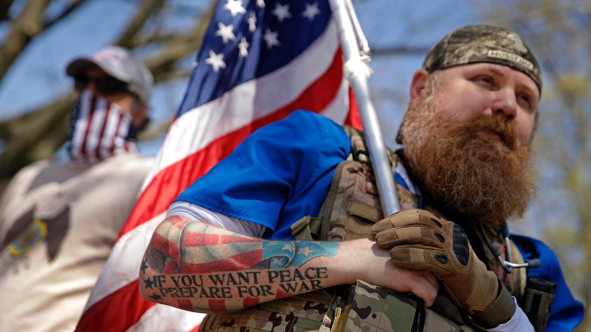 Bewaffneter Demonstrant in Kansas: Welches Amerika geht da auf die Straße?