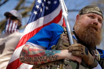 Bewaffneter Demonstrant in Kansas: Welches Amerika geht da auf die Straße?