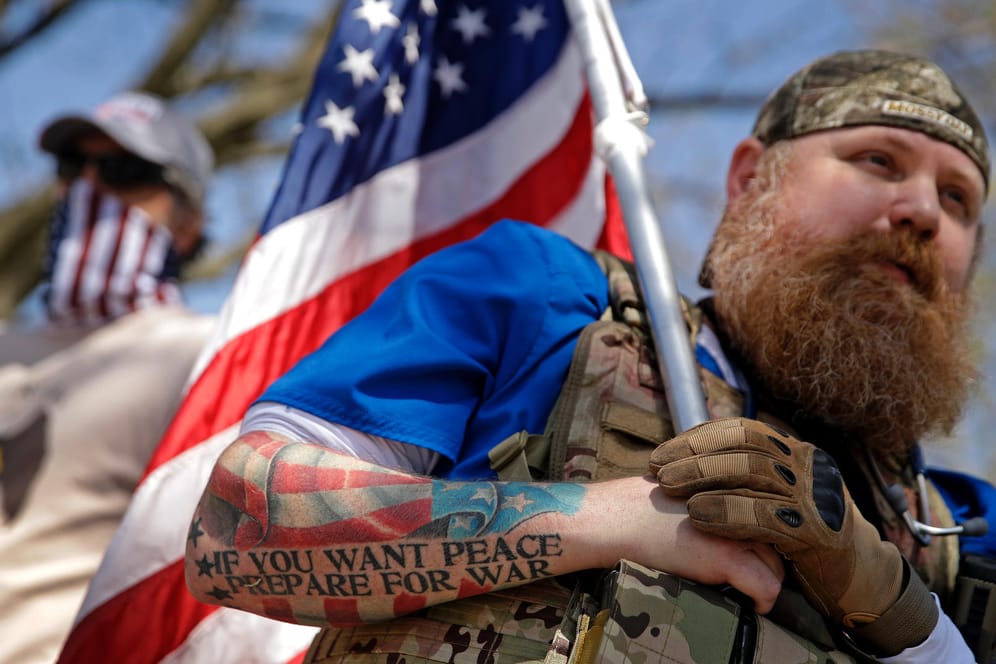 Bewaffneter Demonstrant in Kansas: Welches Amerika geht da auf die Straße?