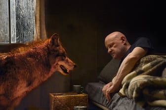 Kommissar Krüger (Christian Redl) und der Wolf in einer Szene des "Spreewaldkrimi - Zeit der Wölfe".