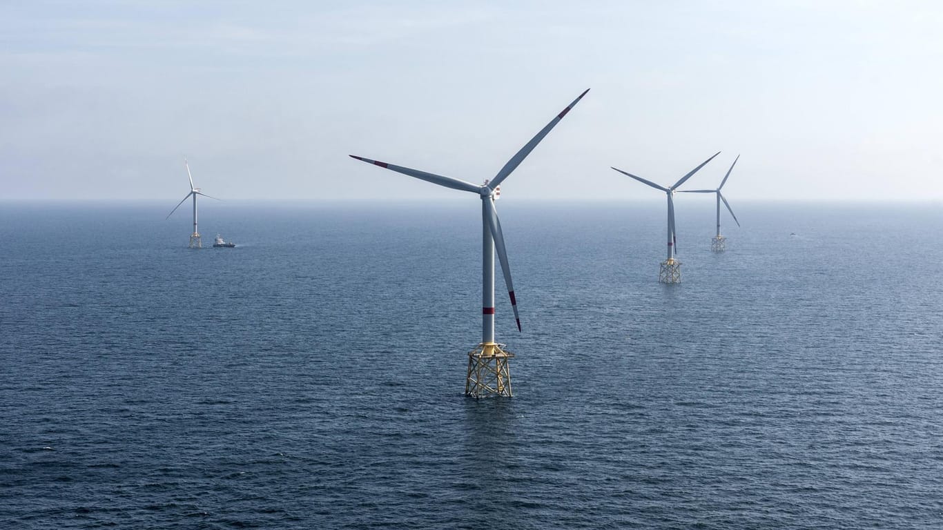Ein Offshore-Windpark in der Nordsee (Symbolbild): Vor Borkum ist ein Schiff in eine Anlage gekracht.