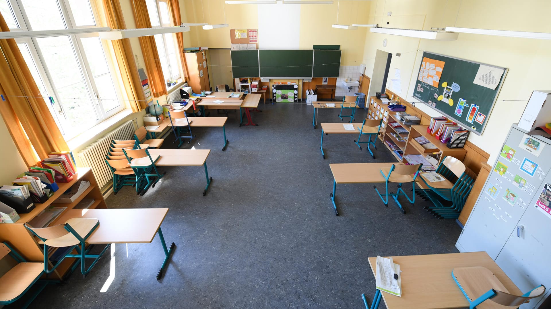 Blick in ein Klassenzimmer (Symbolbild): In Rheinland-Pfalz beginnt der Schulbetrieb wieder – unter besonderen Auflagen.