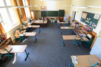 Blick in ein Klassenzimmer (Symbolbild): In Rheinland-Pfalz beginnt der Schulbetrieb wieder – unter besonderen Auflagen.