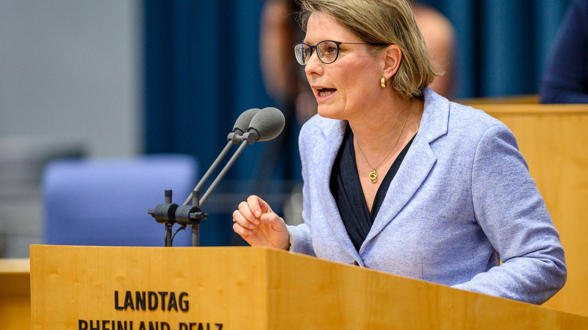 Stefanie Hubig (SPD) Ministerin für Bildung des Landes Rheinland-Pfalz spricht während einer Debatte: Schule sei nicht nur Ort des Lernens und der Bildung, sondern auch Ort der Begegnung und des Miteinanders.