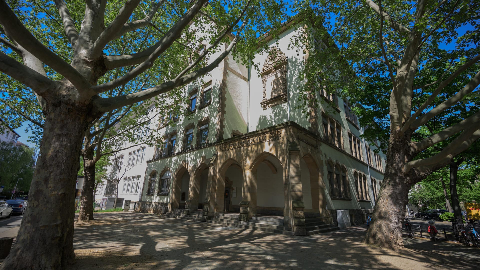 Das Schulgebäude des Frauenlob-Gymnasiums in der Innenstadt: Nach sechswöchiger Schließung öffnet am kommenden Montag die Schule für 70 Abiturienten.