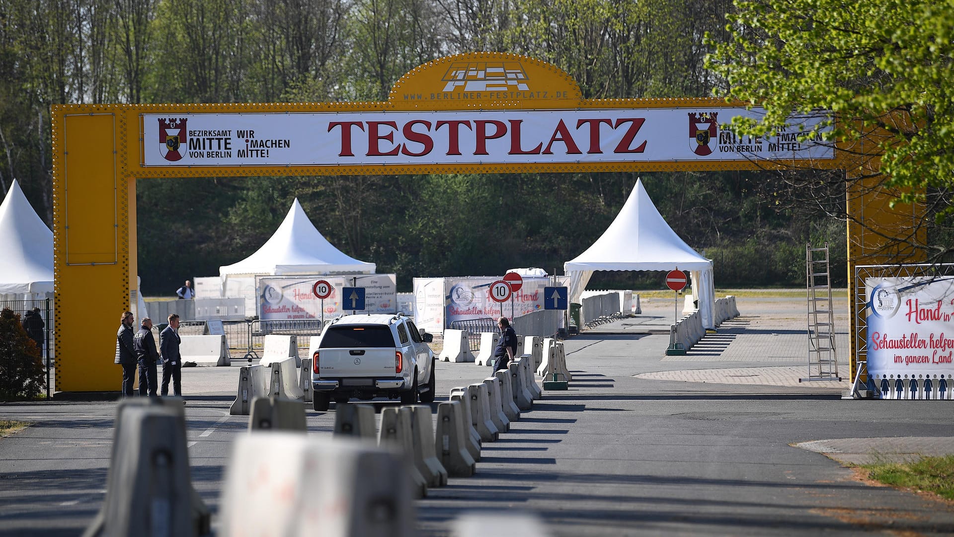 Auf einem Schild steht "Testplatz": Auf dem zentralen Festplatz wurde eine ambulante Corona-Test- Einrichtung eröffnet.