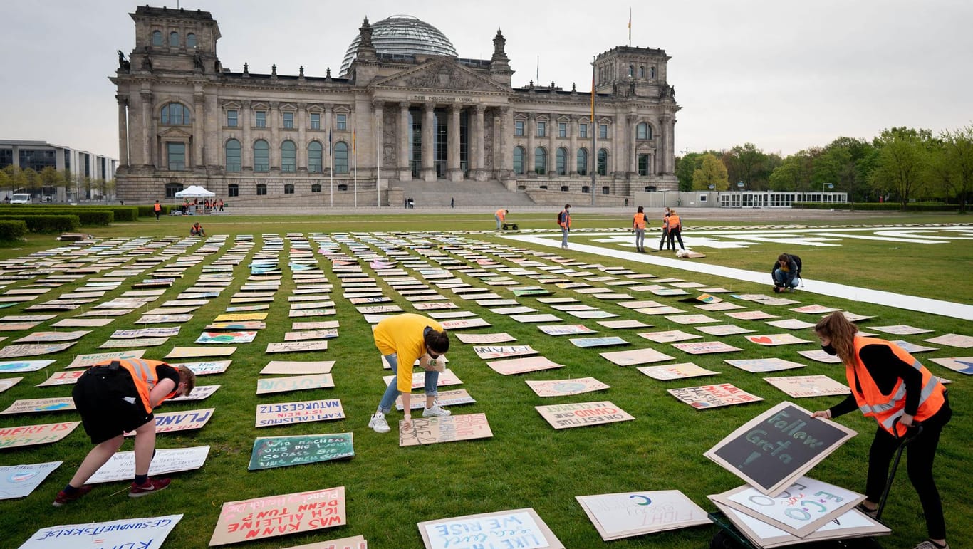 Aktivisten von Fridays for Future legen Protestplakate auf der Reichstagswiese aus: In der Corona-Krise findet ein alternativer Klimastreik statt.