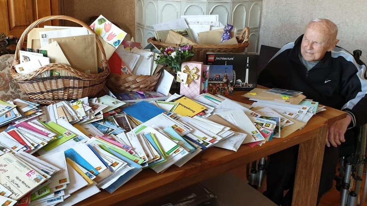 Hermann Günther mit seiner Geburtstagspost: Um die 700 Sendungen bekam der 100-Jährige. Hermann Günther mit seiner Geburtstagspost: Um die 700 Sendungen bekam der 100-Jährige.