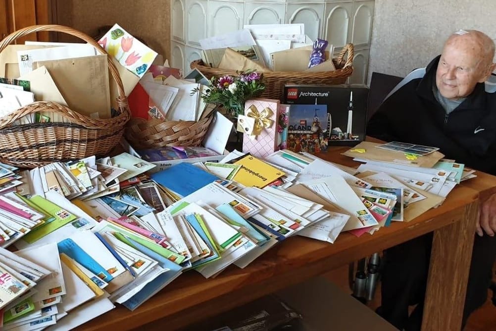 Hermann Günther mit seiner Geburtstagspost: Um die 700 Sendungen bekam der 100-Jährige.