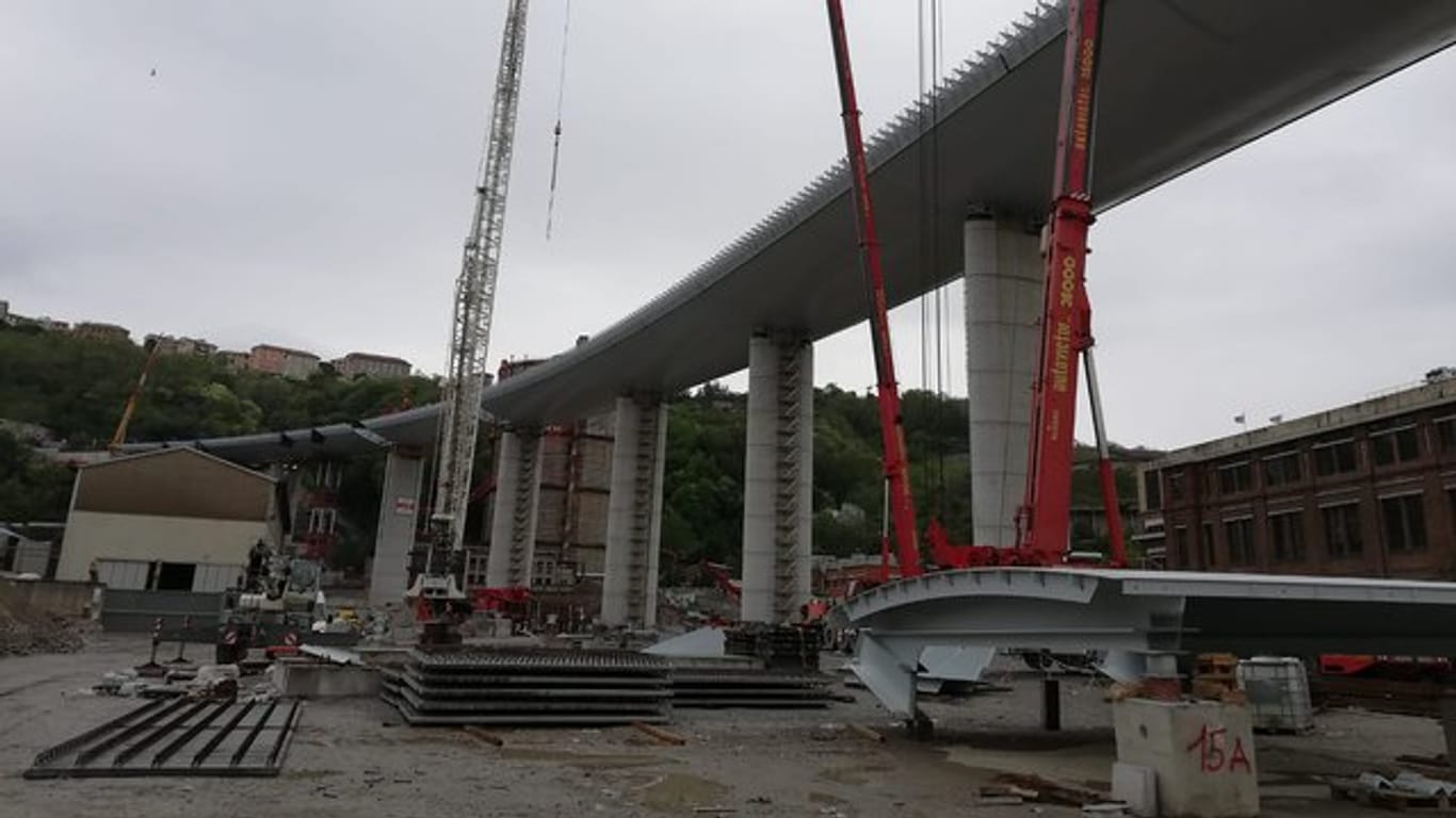 Die letzten Bauarbeiten an der neuen Autobahnbrücke in Genua.