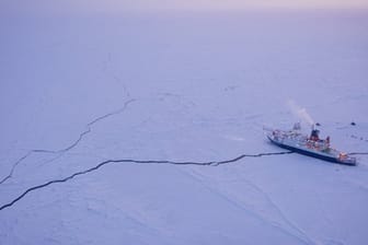 Das Forschungsschiff Polarstern liegt eingefroren im Eis der Zentralarktis.