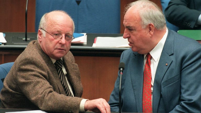 Norbert Blüm (l.) und Helmut Kohl im Jahre 1997: Blüm kam und ging mit Kohl. Die beiden pflegten ein vertrautes Verhältnis.